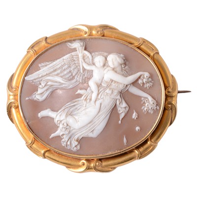 Lot 226 - An oval carved shell cameo brooch.