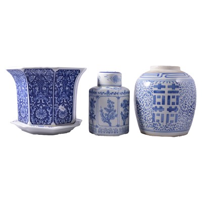 Lot 51 - Quantity of modern Chinese blue and white decorative ceramics