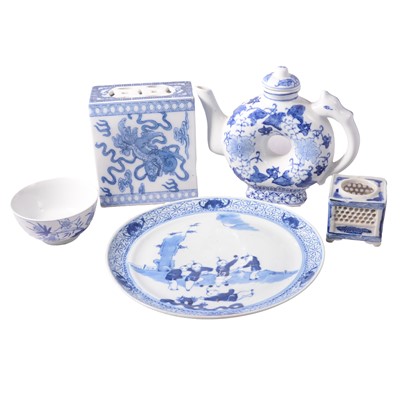 Lot 60 - Quantity of modern Chinese blue and white ceramics