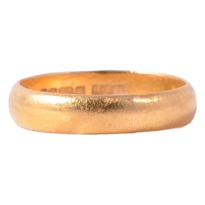 Lot 153 - A 22 carat gold wedding band.