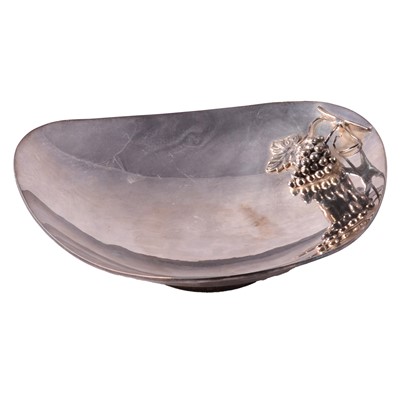 Lot 283 - Peruvian silver fruit bowl with vine and grape decoration