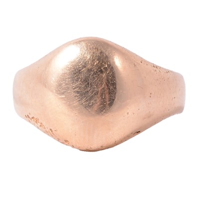 Lot 150 - A yellow metal signet ring.