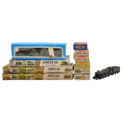 Lot 226 - Small quantity of Airfix OO gauge model railway