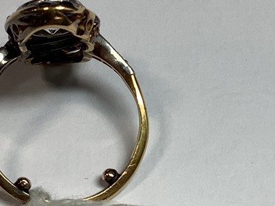 Lot 20 - An Art Deco diamond ring with emerald and sapphire surround.