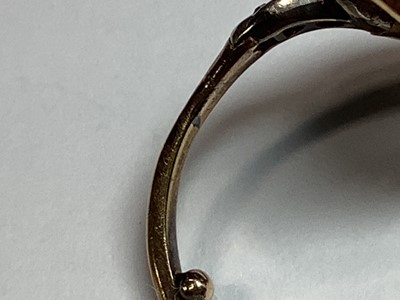 Lot 20 - An Art Deco diamond ring with emerald and sapphire surround.