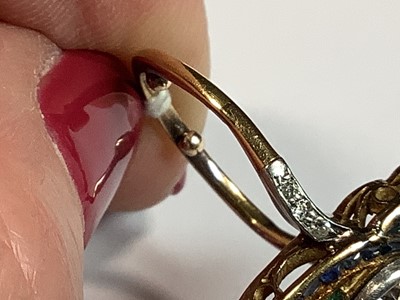 Lot 20 - An Art Deco diamond ring with emerald and sapphire surround.