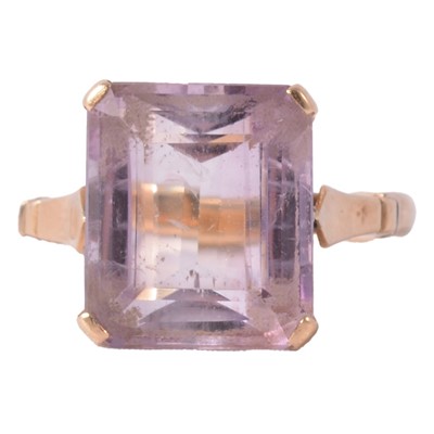 Lot 110 - An amethyst dress ring with 18 carat yellow gold shank.