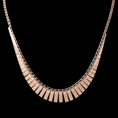 Lot 272 - A 9 carat yellow gold necklace.