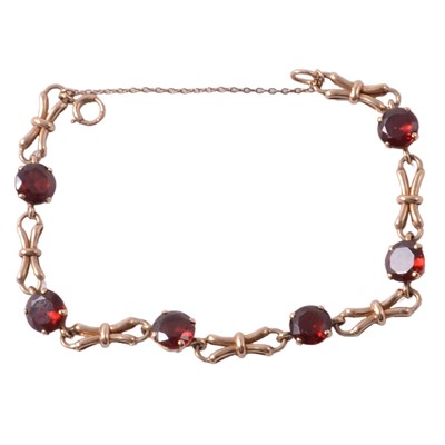 Lot 285 - A garnet bracelet.