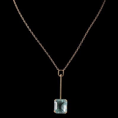 Lot 253 - An aquamarine pendant on a chain.