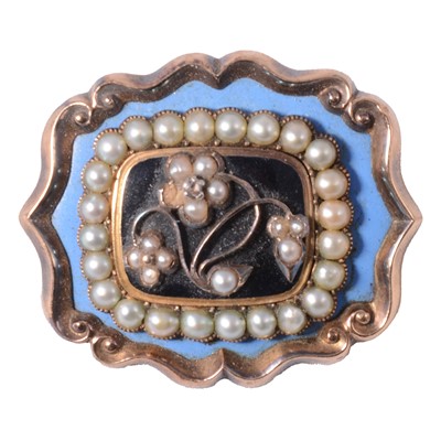 Lot 205 - A mourning brooch.