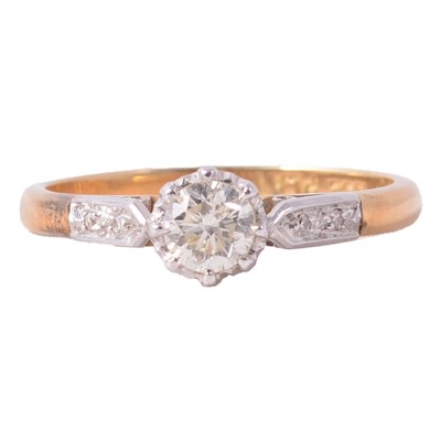 Lot 62 - A diamond solitaire ring.