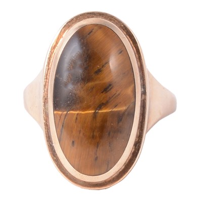 Lot 125 - A tiger's eye ring.