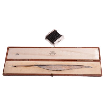 Lot 118 - Silver novelty pen wipe and a silver gilt quill pen