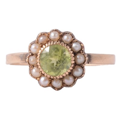 Lot 31 - A peridot and seed pearl ring.