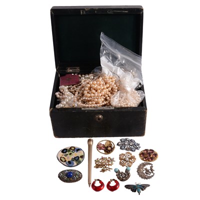 Lot 550 - A collection of costume jewellery.