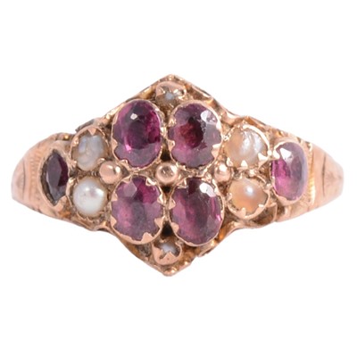 Lot 48 - An antique garnet and pearl ring.