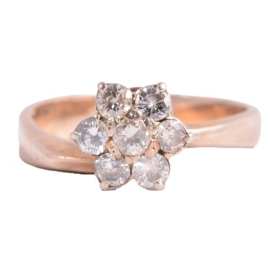 Lot 89 - A diamond cluster ring.
