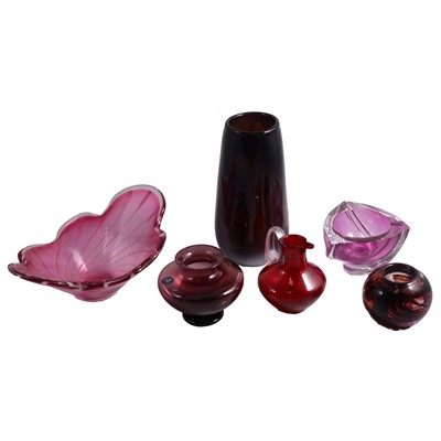 Lot 75 - Nine decorative Art Glass vases