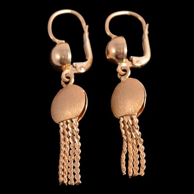 Lot 189 - A pair of yellow metal drop earrings.