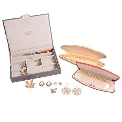 Lot 551 - A collection of yellow metal, white metal, and costume jewellery.