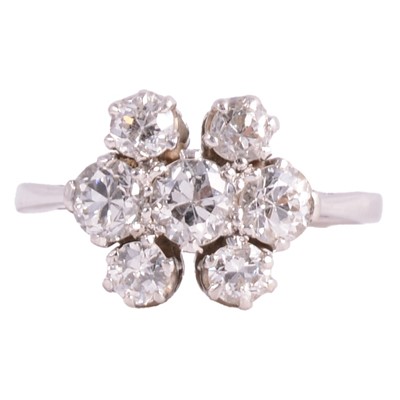 Lot 88 - A diamond cluster ring.