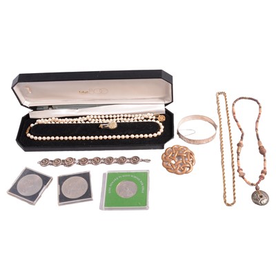Lot 545 - Two cultured pearl necklaces, yellow metal leaf, silver and costume jewellery, and coins.