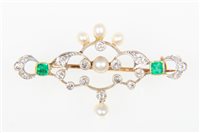 Lot 190 - An Edwardian emerald and diamond brooch, two...