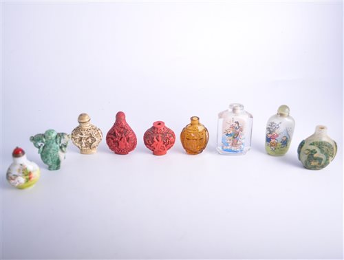 Lot 48 - Chinese reverse decorated glass snuff bottle,...