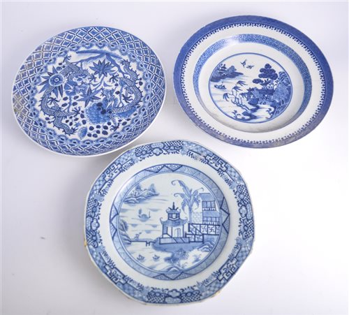 Lot 60 - Chinese blue and white export porcelain...