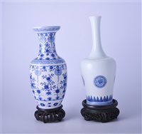 Lot 1 - Chinese blue and white mallet shape vase,...