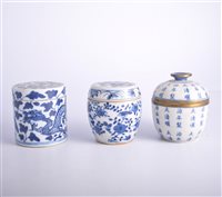 Lot 39 - Small Chinese blue and white porcelain barrel...