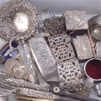 Lot 330 - A tray of collectable silver items, small...