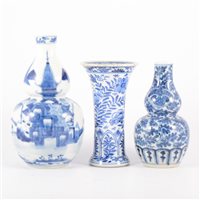 Lot 140 - Chinese blue and white double gourd-shape vase,...