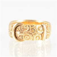 Lot 18 - An 18 carat yellow gold buckle ring, 7mm wide...