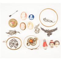 Lot 274 - A box of vintage costume jewellery, un-mounted...