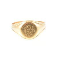 Lot 227 - A gentleman's 18 carat yellow gold signet...