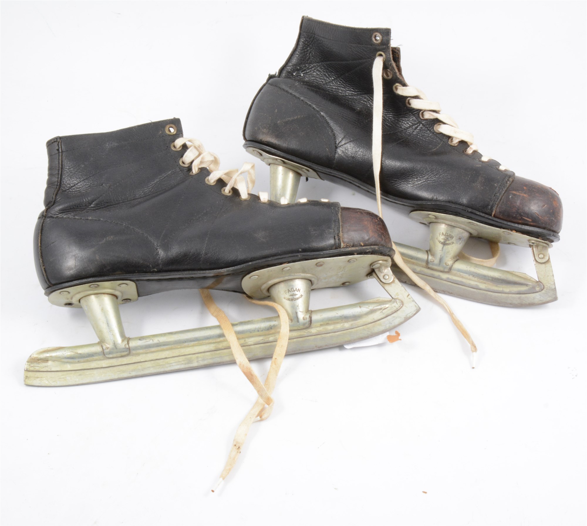 Lot 172 A pair of vintage Ice skates, by Fagan,