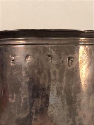 Lot 609 - Queen Anne silver mug, marks badly rubbed, probably 1713