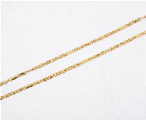 Lot 266 - A 9 carat yellow gold necklace, 2.7mm wide alternating groups of flat S links and bar links