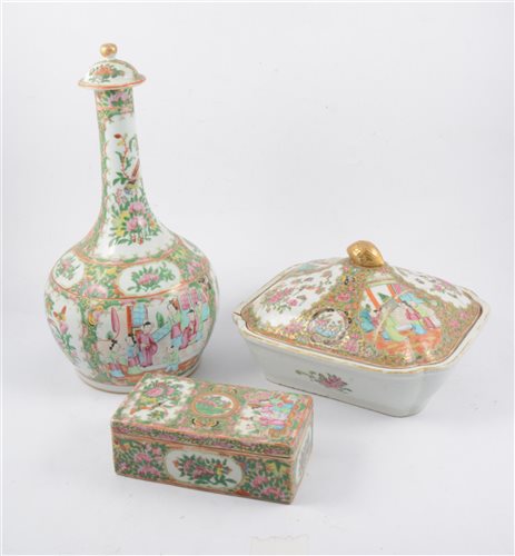 Lot 32 - Three Chinese famille rose items