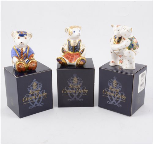 Lot 54 - A collection of boxed Royal Crown Derby bear paperweights and figurines (12)