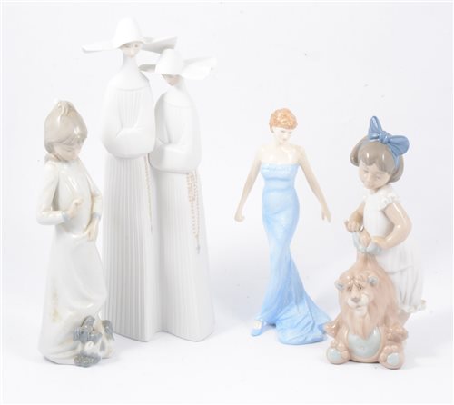 Lot 20 - A quantity of Lladro<,  Nao and Doulton figures