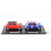 Lot 303 - Franklin Mint 1:24 scale detailed models of 1967 Morris Mini and 1967 Morris Mini Cooper in display case.
