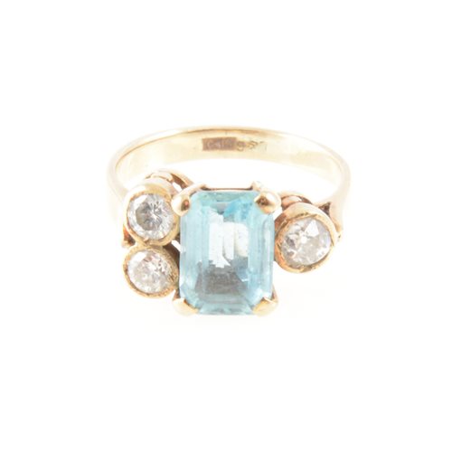 Lot 171 - An aquamarine and diamond contemporary four stone ring