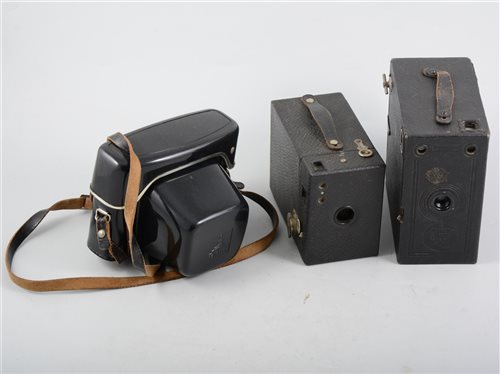 Lot 192 - A selection of vintage cameras, including...