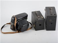 Lot 192 - A selection of vintage cameras, including...