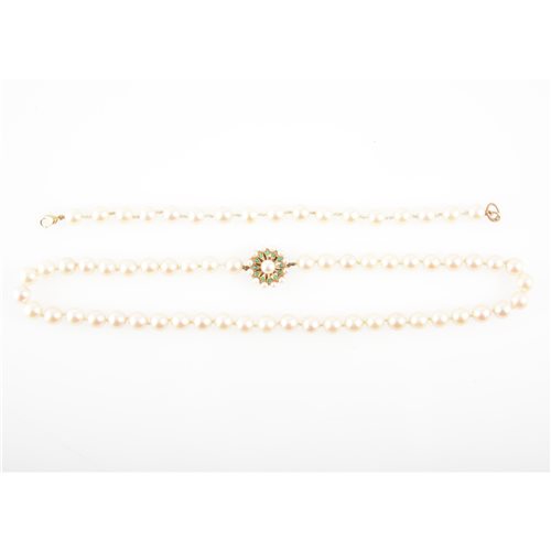 Lot 189 - A pearl necklace and bracelet. suite.