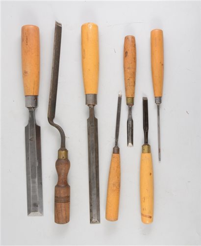 Lot 117 - Selection of 25 pareing chisels, various makers.