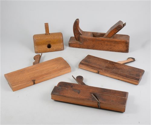 Lot 122 - 25 various moulding planes, and two others.